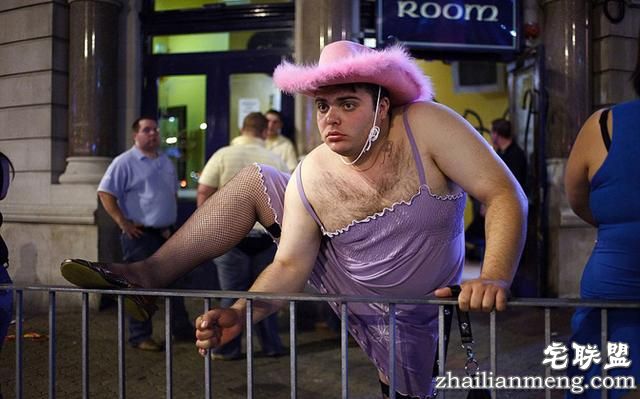 实拍:夜后英国街头的醉酒百态