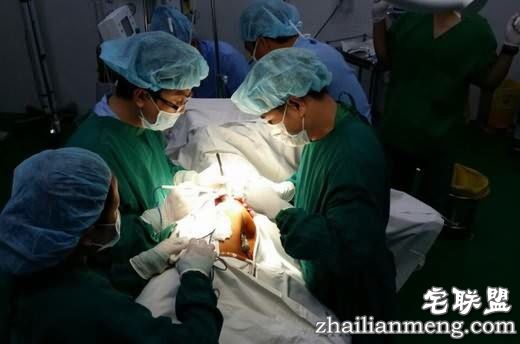 印度10岁男童被1米长钢筋贯穿,4小时手术后已无大碍! 印度10岁男童被1米长钢筋贯穿,4小时手术后已无大碍!