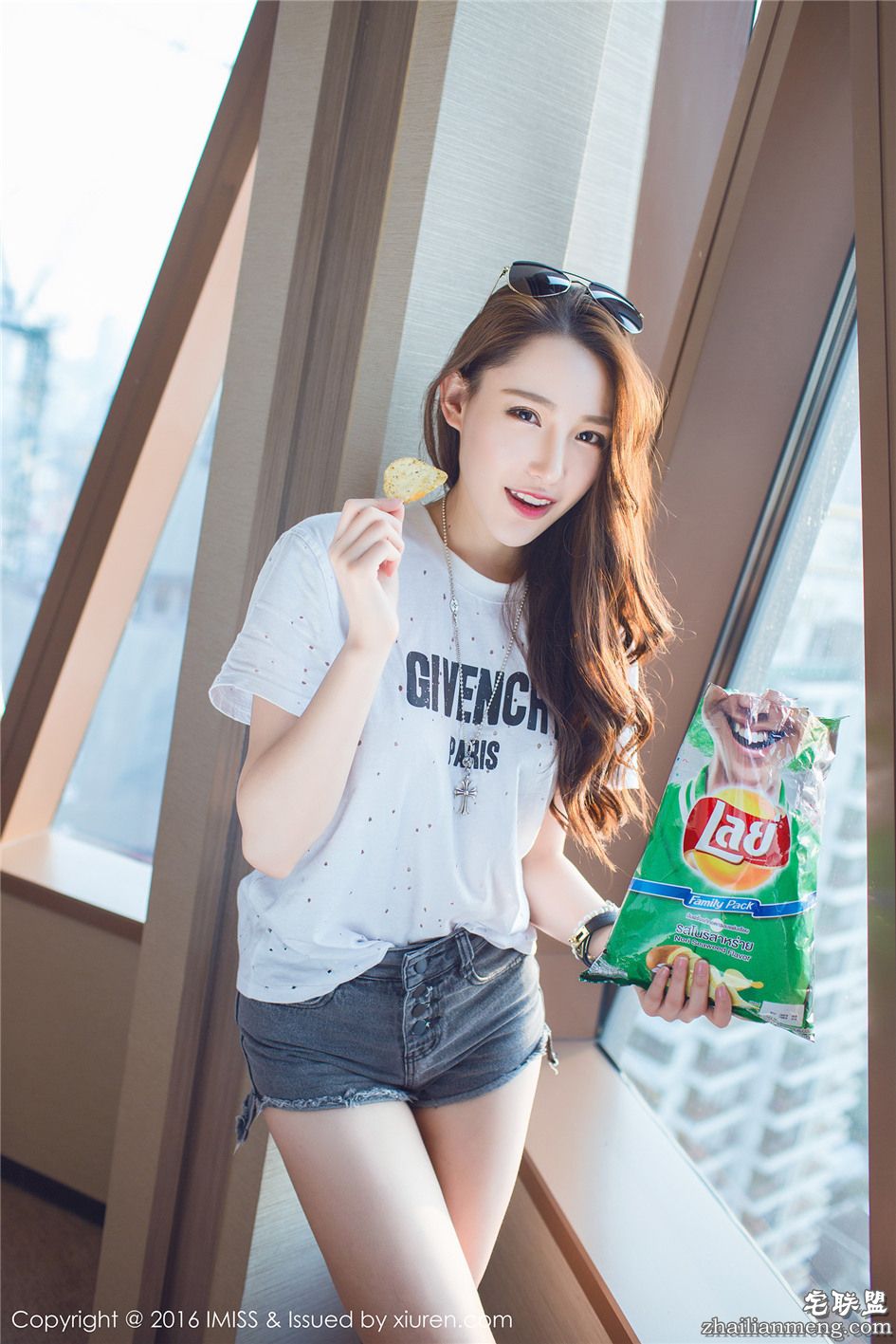 [爱蜜社] 性感的美腿女神刘奕宁Lynn清晨内衣写真摄影 Vol.080第4张