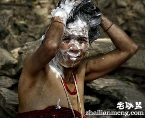 尼泊尔女人露天洗澡引围观 画面香艳令人血脉喷张! 尼泊尔女人露天洗澡引围观 画面香艳令人血脉喷张!