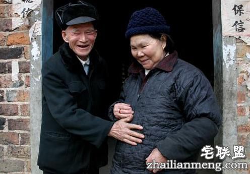 惊闻!60岁乡村老妇生下一条白蛇 超感人! 惊闻!60岁乡村老妇生下一条白蛇 超感人!