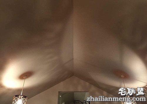 外国一酒店房间开灯后现“巨乳”网友称为房间“增色不少”