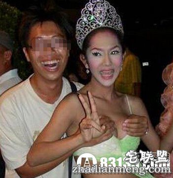 太给力!云南摸奶节女子半遮奶随便摸 太给力!云南摸奶节女子半遮奶随便摸