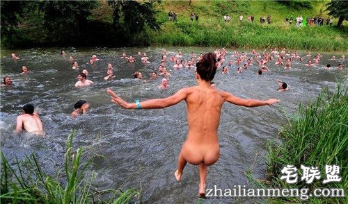 劲爆！英国欲创全球最大裸泳派对 这样的派对你想去吗？