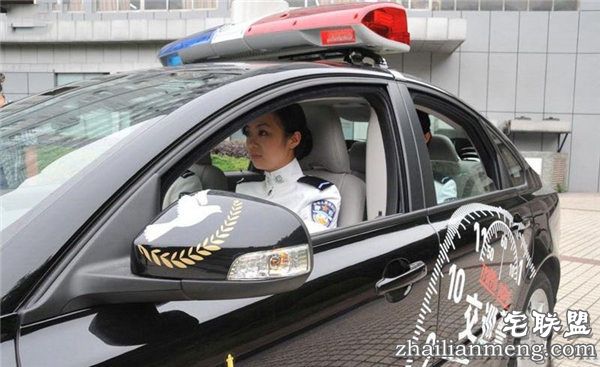 重庆警服女交巡警特色着装(组图) 重庆警服女交巡警特色着装(组图)