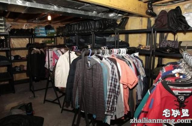 警察抓住传奇大盗后搜查其住所,推开门进去现场所有人被惊呆了!