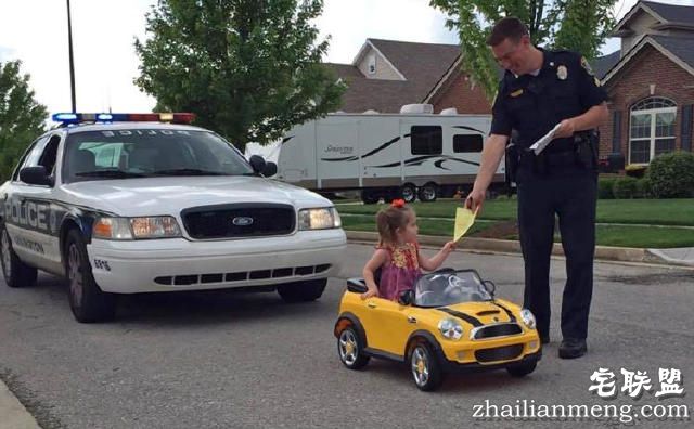 美国2岁萌娃开玩具车上路,警察开罚单她问“这是什么?”