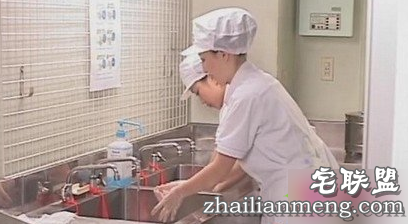 美女护士帮你捐精居然是用手 骚少们OUT了吧! 美女护士帮你捐精居然是用手 骚少们OUT了吧!