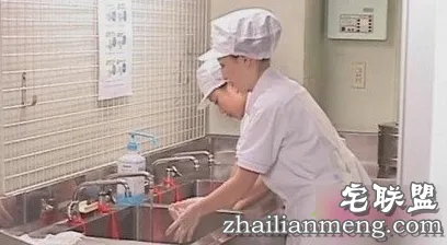 美女护士帮你捐精居然是用手 骚少们OUT了吧! 美女护士帮你捐精居然是用手 骚少们OUT了吧!