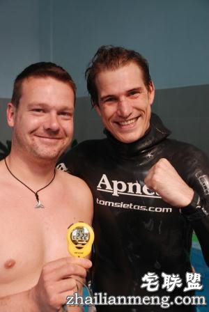 水上憋气22分钟全球纪录保持着 网友:不需要呼吸的男人 水上憋气22分钟全球纪录保持着 网友:不需要呼吸的男人