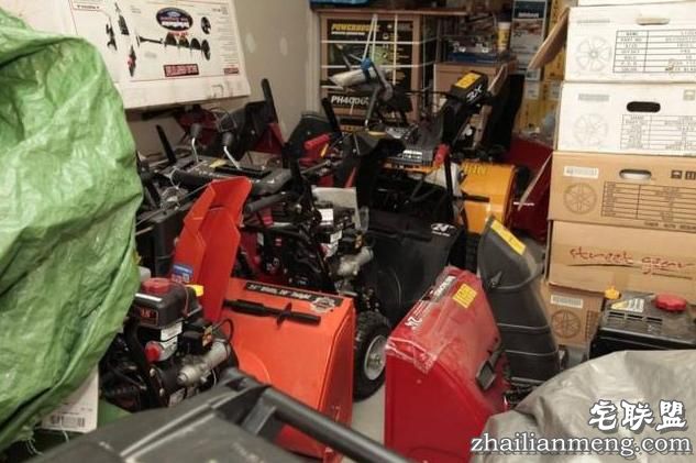 警察抓住传奇大盗后搜查其住所,推开门进去现场所有人被惊呆了!