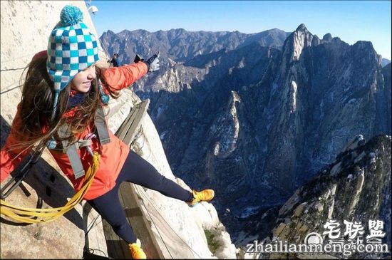 捏冷汗！外国情侣登华山栈道任性自拍