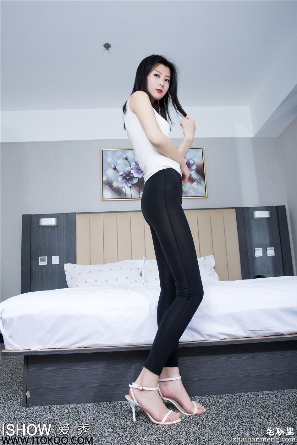 [爱秀] 国内腿模阿曼Amanda紫色丝袜宾馆写真 NO.049第2张