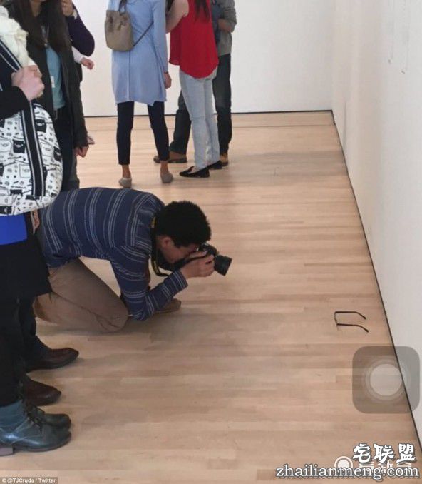 他随手把眼镜放地板上 竟被人当艺术品围观拍照！