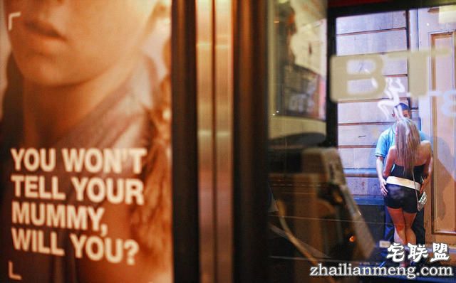 实拍:夜后英国街头的醉酒百态