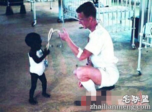 网曝!全球上最黑的孩子走红:黑的看不见 网曝!全球上最黑的孩子走红:黑的看不见