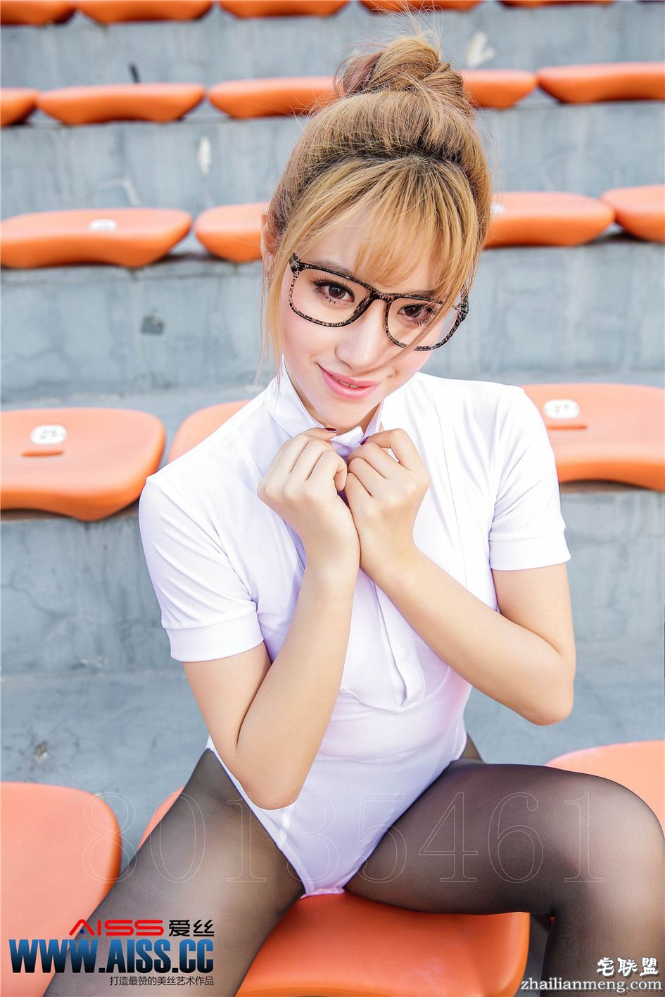 [爱丝] 性感眼镜妹体育馆丝袜美腿高清个性摄影图片 第104期第6张