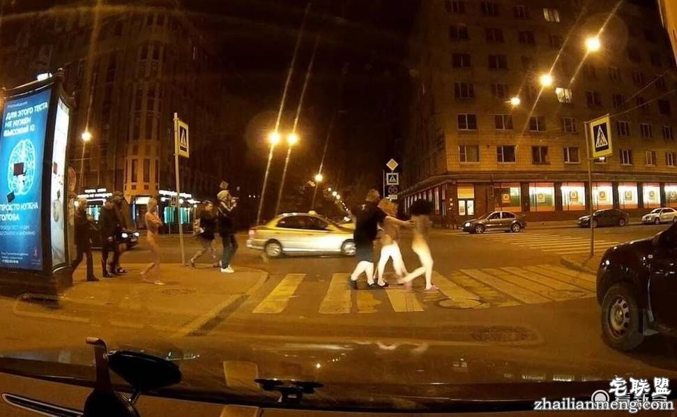 俄男子冒充警察扫黄 逼迫嫖客妓女裸体游街