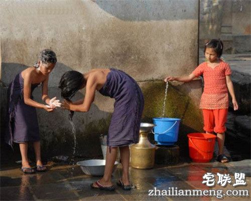 尼泊尔女人露天洗澡引围观 画面香艳令人血脉喷张! 尼泊尔女人露天洗澡引围观 画面香艳令人血脉喷张!