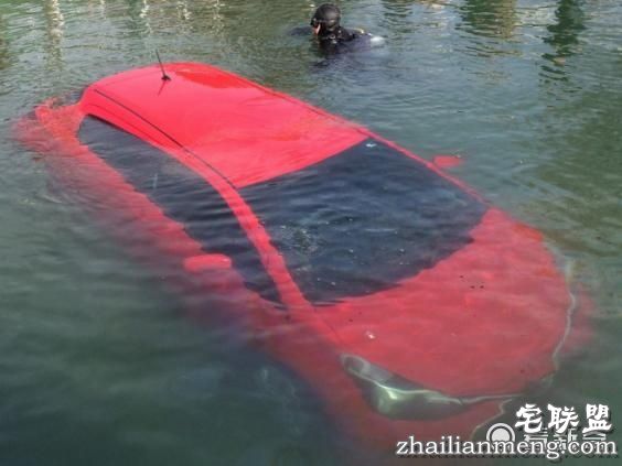 一女子因为GPS导航报错路 害她把车开进湖里！