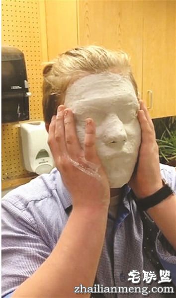 他戴上石膏面具竟摘不下来,当场吓哭了!内心想必是崩溃的