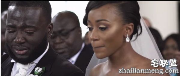 新娘太美了 新郎控制不住竟在婚礼上哭成泪人