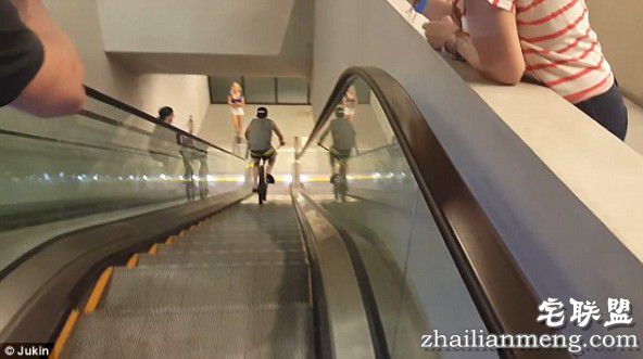 美国少年骑自行车下电梯 没刹住直接撞墙上!