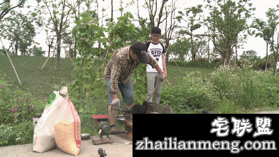 天啦噜!居然有人用爆米花的大炮筒爆小龙虾,看到结果我惊呆了