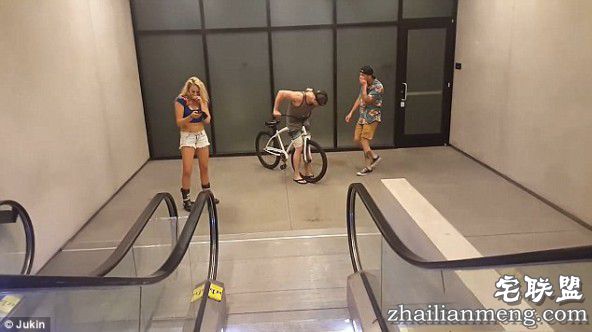 美国少年骑自行车下电梯 没刹住直接撞墙上!