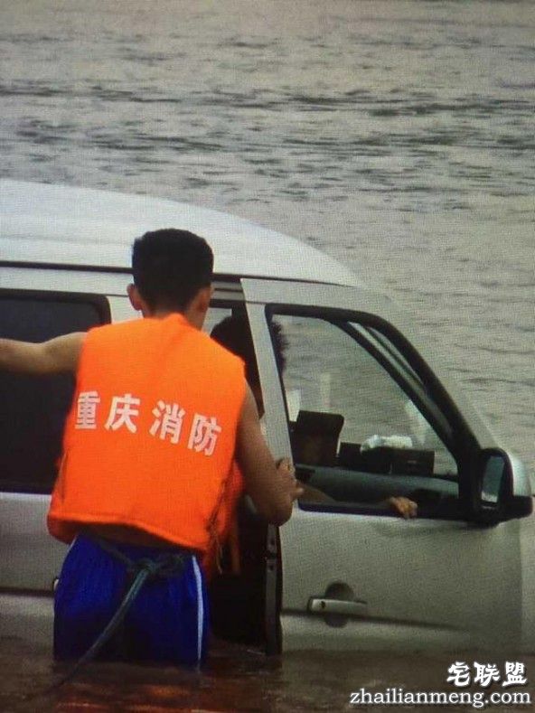 司机开车在江边休息