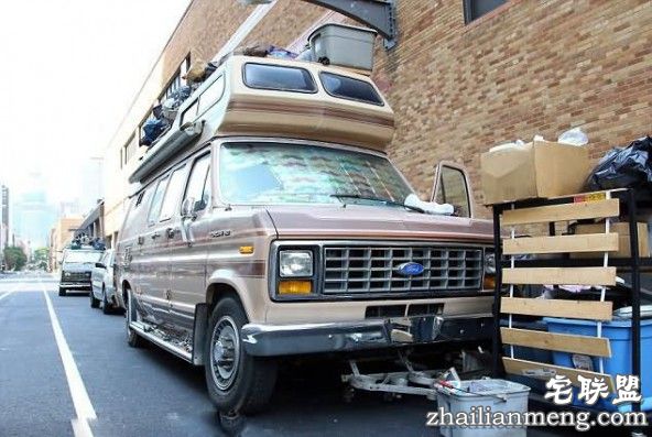 美国男子在车里住了15年