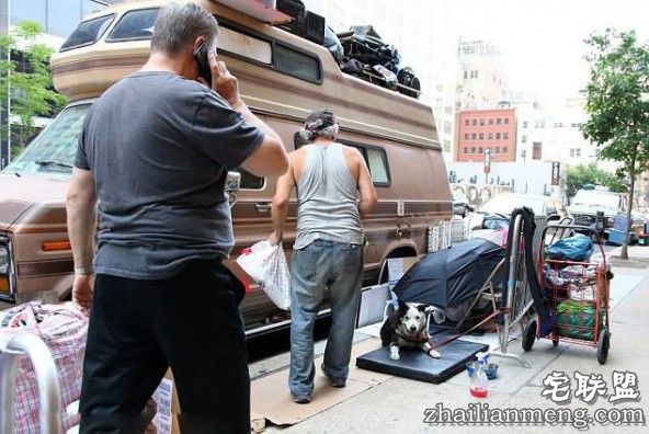 美国男子在车里住了15年