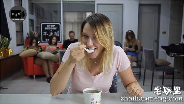 胆大的老外挑战吃“猪脑汤”