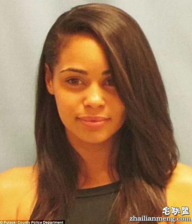 女罪犯入狱照迷人微笑超美,男囚犯直呼“监狱小宝贝”!