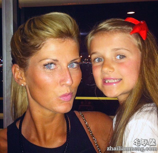 为鼓励11岁女儿好好学习 父母每月为其买奢侈品