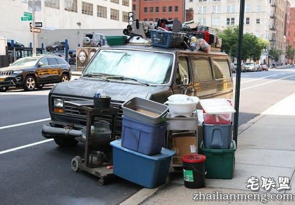 美国男子在车里住了15年