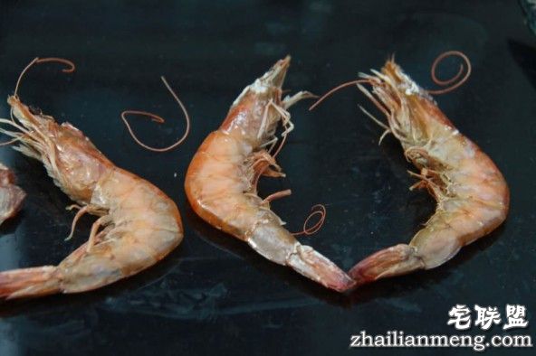 超牛大妈在汽车后备箱上烤肉、烤虾、煎鸡蛋