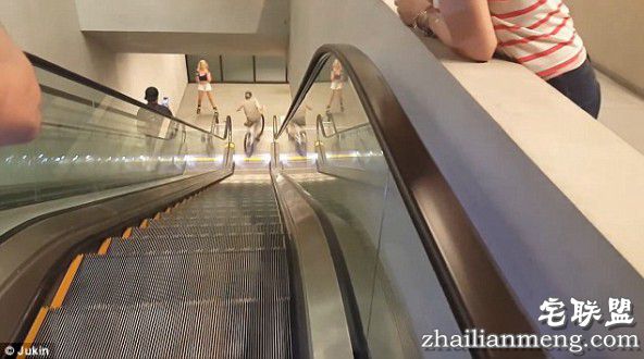 美国少年骑自行车下电梯 没刹住直接撞墙上!