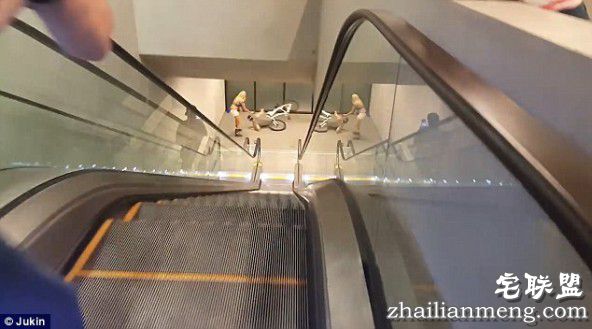 美国少年骑自行车下电梯 没刹住直接撞墙上!