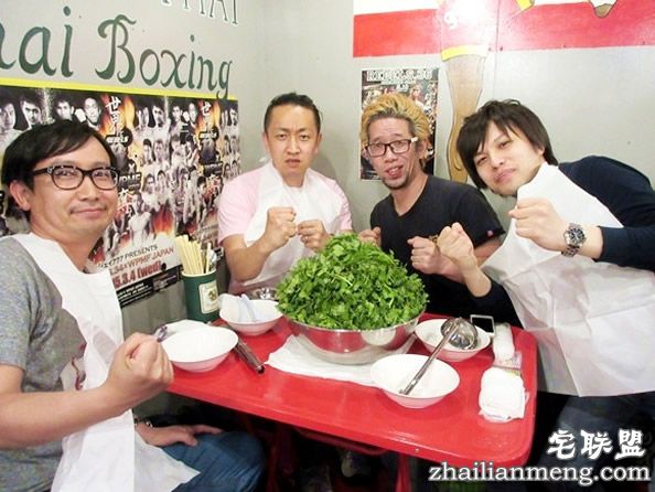 日本人挑战巨无霸香菜拉面简直要吃哭了！