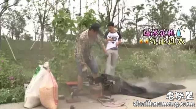 天啦噜!居然有人用爆米花的大炮筒爆小龙虾,看到结果我惊呆了