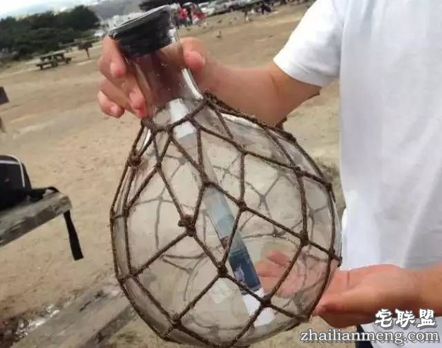 ✔他们偶然在海岸边捡到一个漂流瓶，瓶内的东西瞬间让人呆住了！