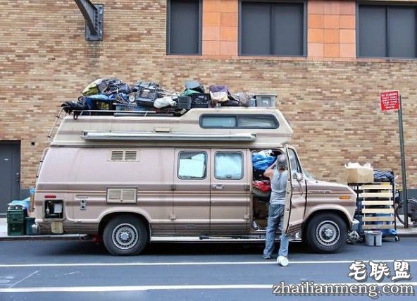 美国男子在车里住了15年