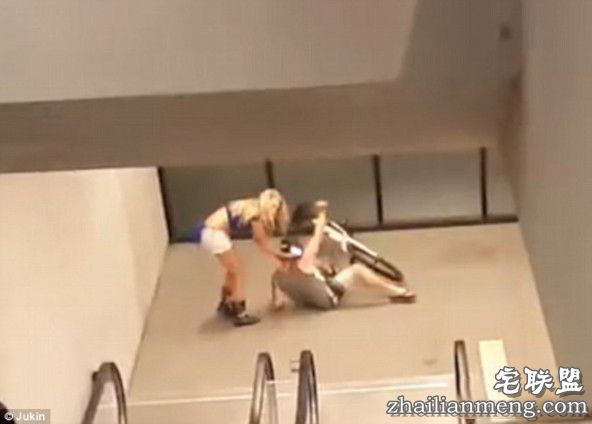 美国少年骑自行车下电梯 没刹住直接撞墙上!