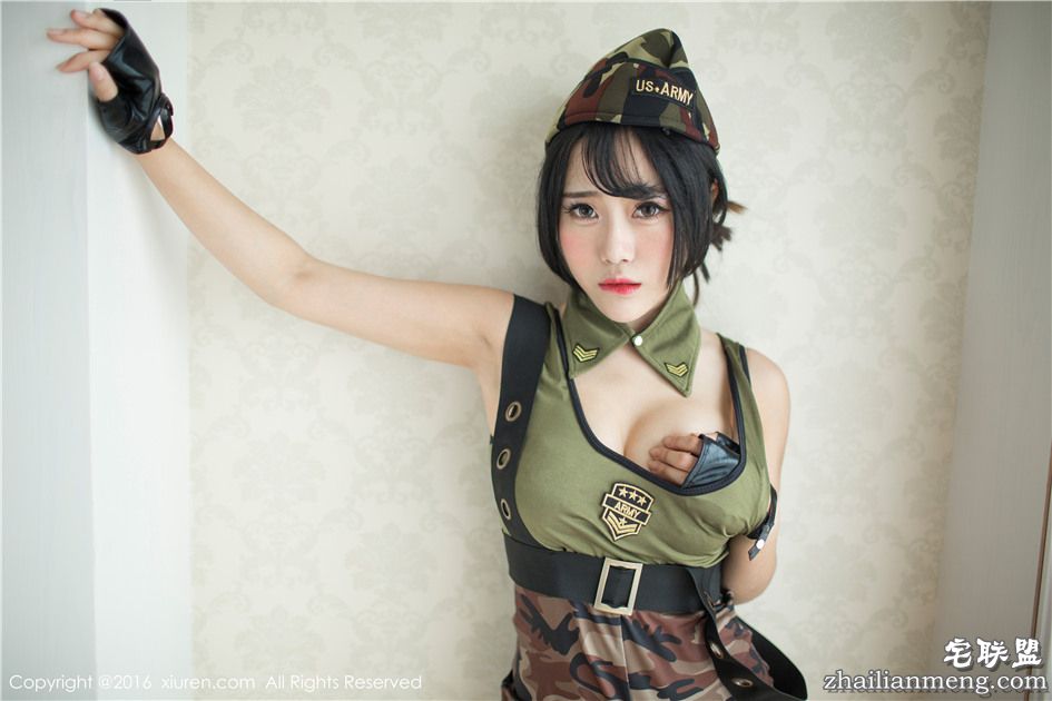 [秀人网] 紧身军装美女兜豆靓Youlina撩人姿势图片 第446期第9张