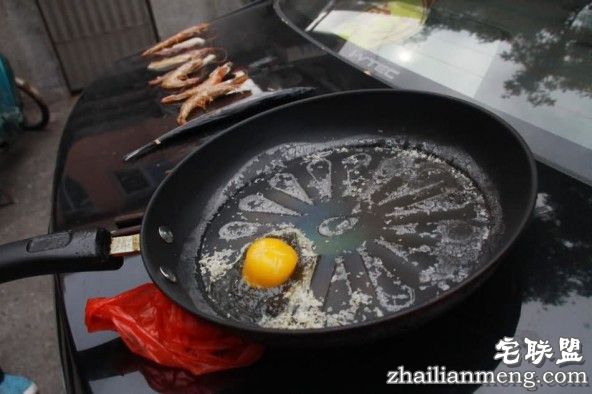 超牛大妈在汽车后备箱上烤肉、烤虾、煎鸡蛋