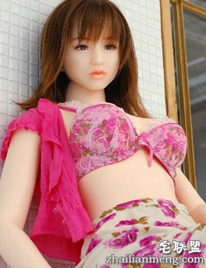 泰国和尚不淡定,竟在方丈房间里搜出充气娃娃!