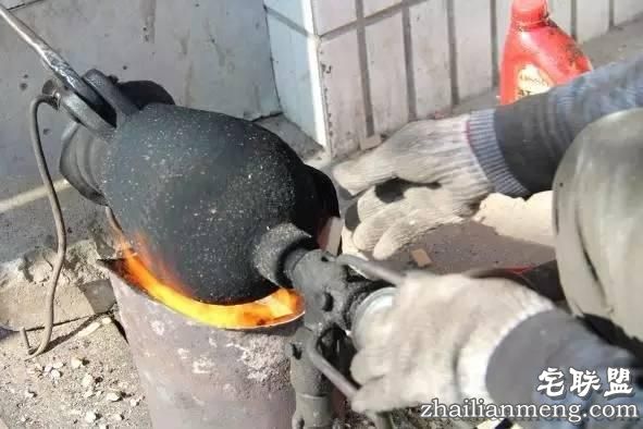 天啦噜!居然有人用爆米花的大炮筒爆小龙虾,看到结果我惊呆了