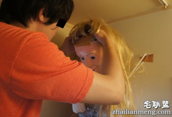 日本单身男很寂寞 将浴室莲蓬头改造成女朋友