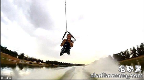 男子在湖面光脚表演